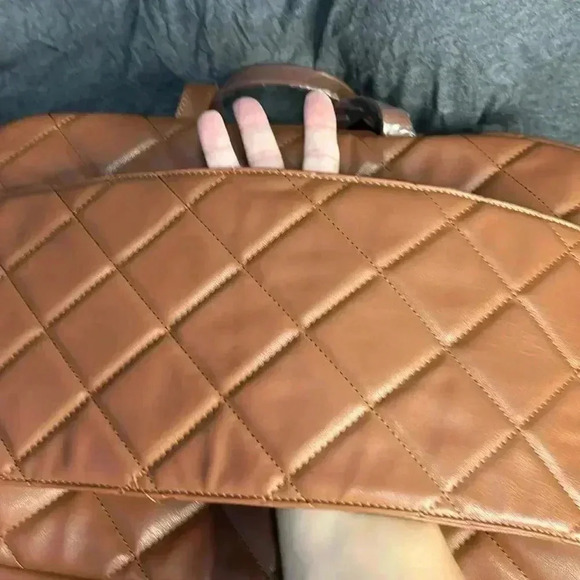 Gilda Paris quilted Weekender, brown perfect size for all the necessities. - Picture 3 of 7